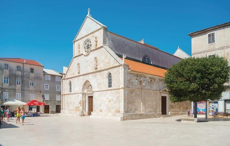 Lej feriehus på Pag og besøg den smukke kirke i Pag by