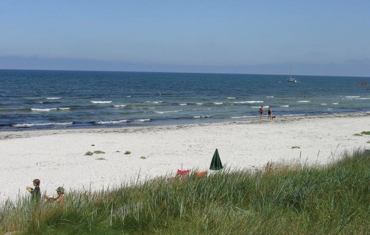 Besøg den fantastiske sandstrand Balka Strand, når du lejer et sommerhus på Bornholm