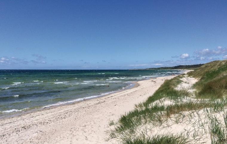 Fint sand og roligt vand kendetegner de smukke strande nær NOVASOLs feriehuse i Boderne