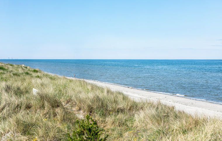 Nyd den smukke strand i et sommerhus i Lyngså