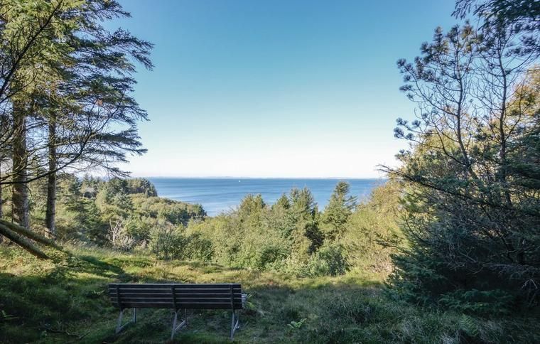 Udsigt over landskab og havet fra et sommerhus på Fur