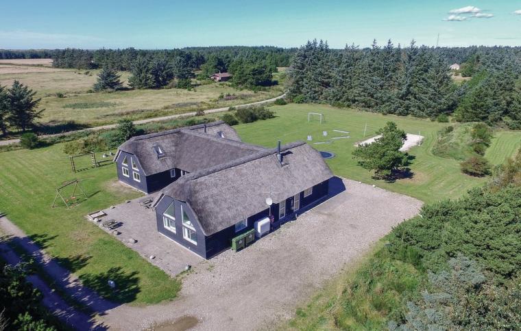 Sommerhus i Vejlby Klit med pool