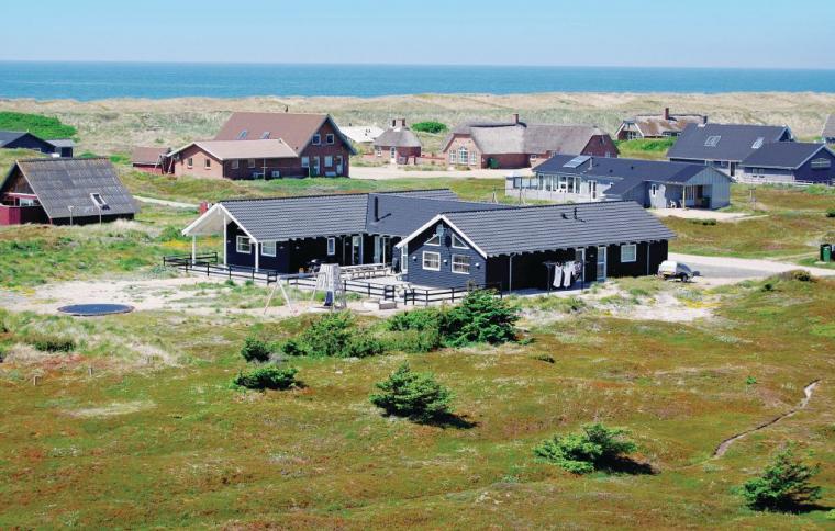 Stort sommerhus med indendørs pool