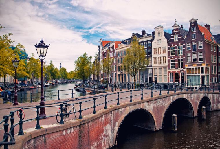 Bro over kanal i Amsterdam