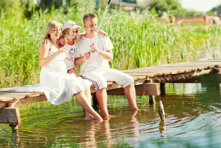 Familie på ferie fisker i sø