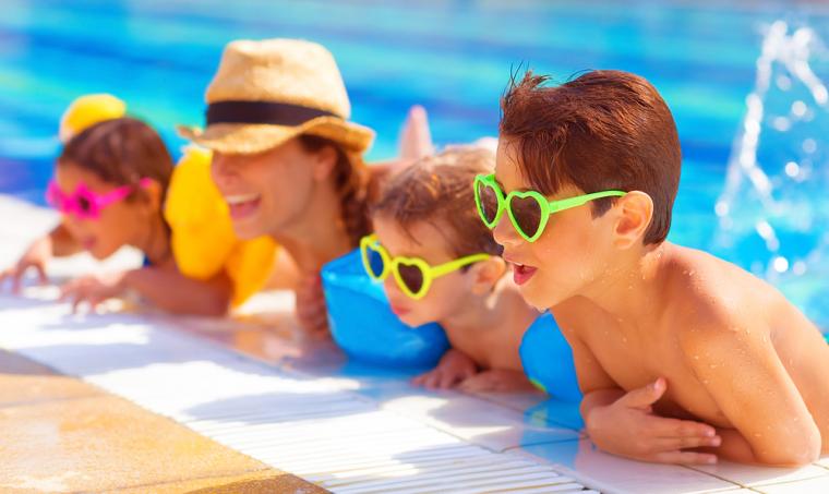 Familie i pool på ferie