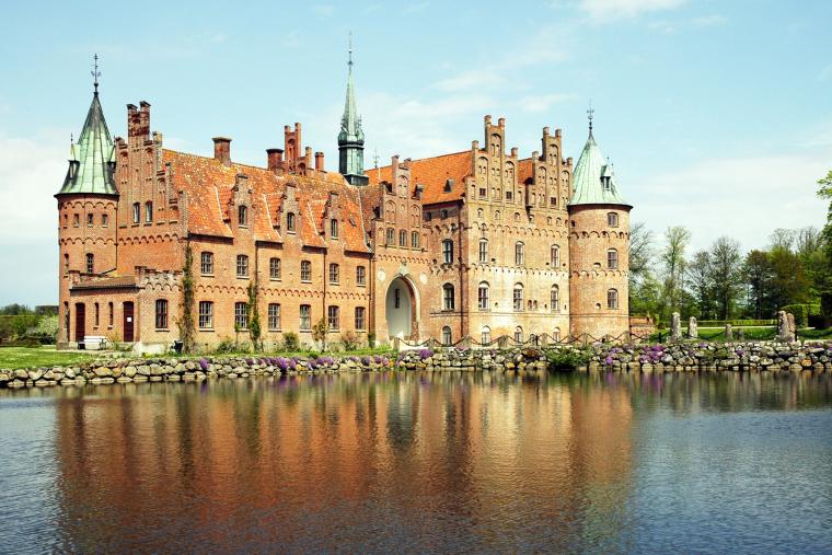 Oplev Egeskov slot med et sommerhus på Fyn