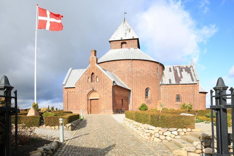 Lej sommerhus i Thorsager og besøge Thorsager Rundkirke