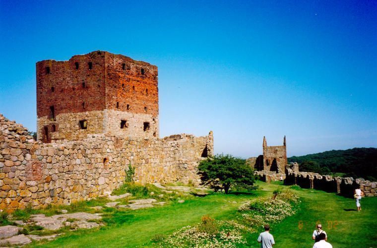Oplev Hammershus fra et sommerhus på Bornholm