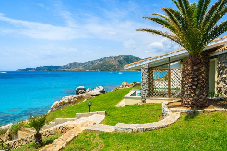 Lej feriehus med pool og havudsigt på Sardinien