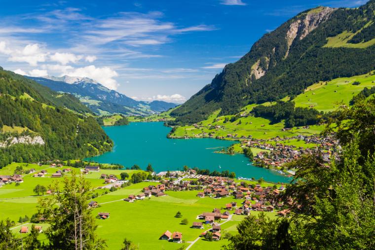 Udsigt over søen Lungern i Schweiz