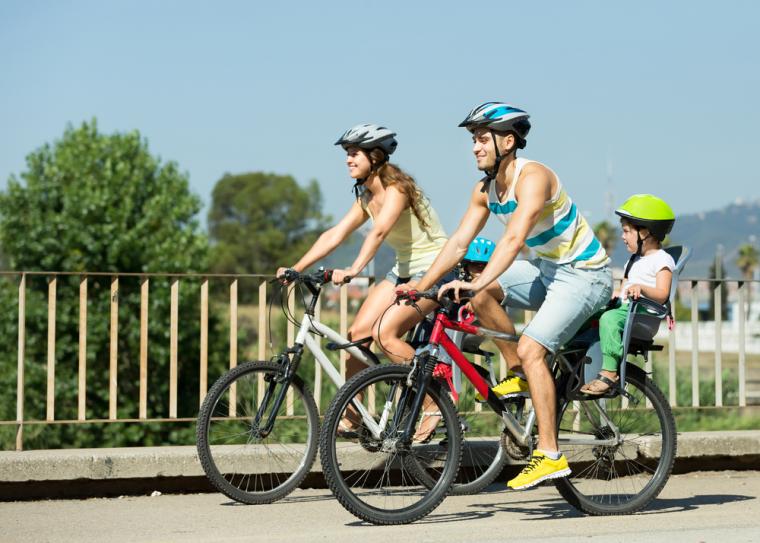 Familie på cykeltur i Sverige