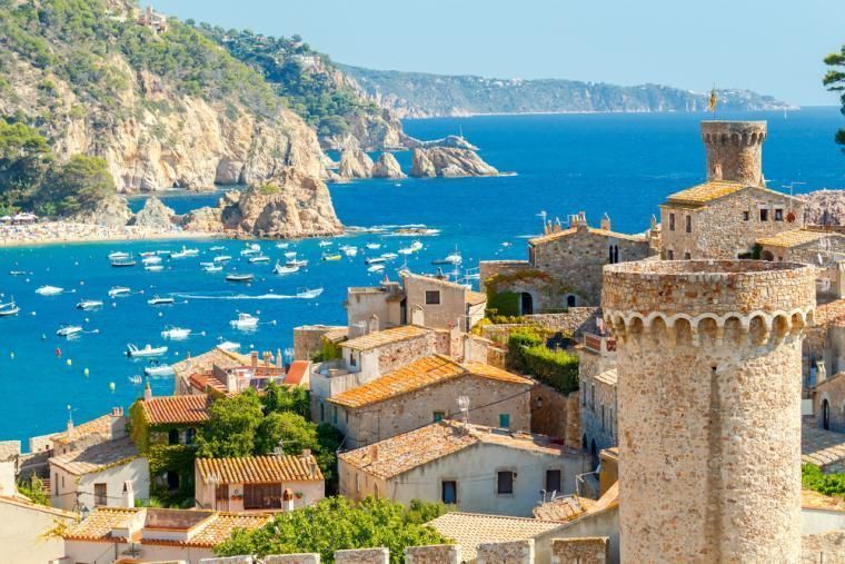Oplev Tossa de Mar med et feriehus i Spanien