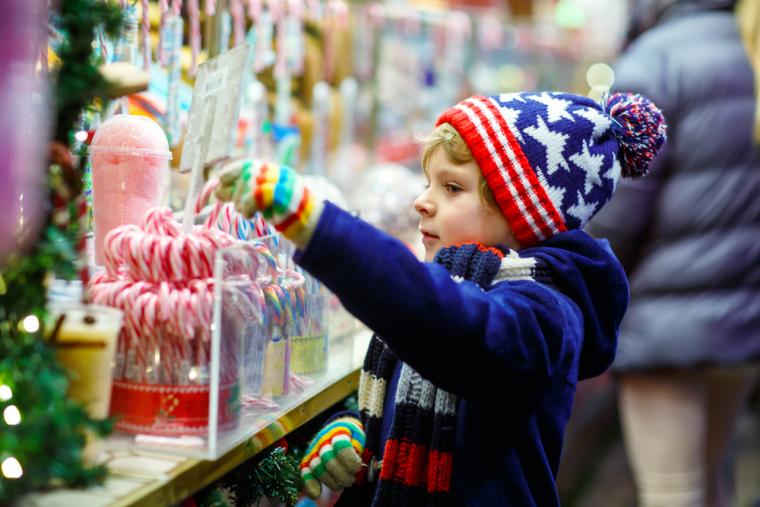 Dreng på julemarked i Finland