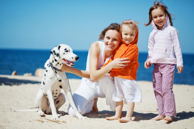 Familie på ferie med hund