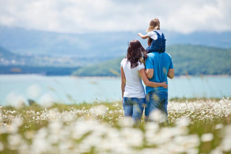 Familie nyder udsigt over sø