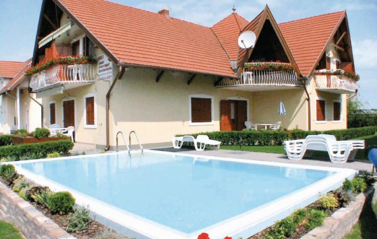 Feriehus Ungarn med pool