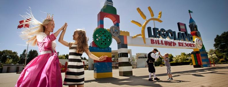 Træd ind i fantasien og oplev en verden fyldt med farverige figurer, klodsede eventyr og vilde, vidunderlige forlystelser i LEGOLAND®